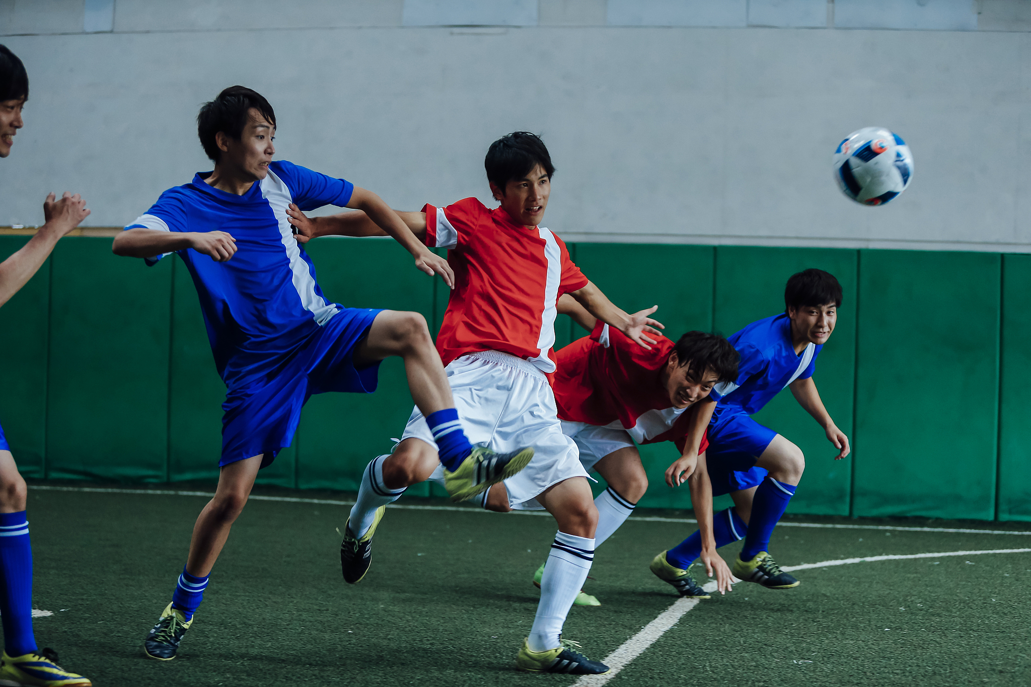 足球比赛中球队的努力和拼搏 足球比赛中球队的努力和拼搏