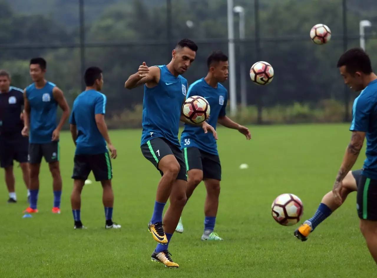 B体育娱乐-雷恩球员积极参加社区慈善活动，回报球迷支持