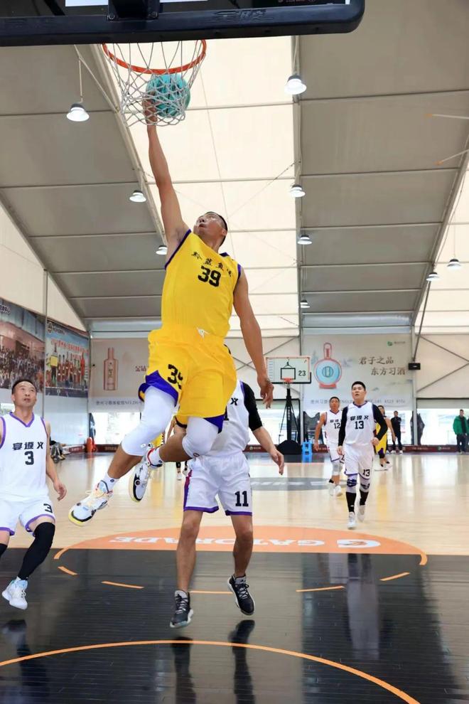 雷恩球员积极参加社区慈善活动,回报球迷支持 雷恩球员积极参加社区慈善活动,回报球迷支持