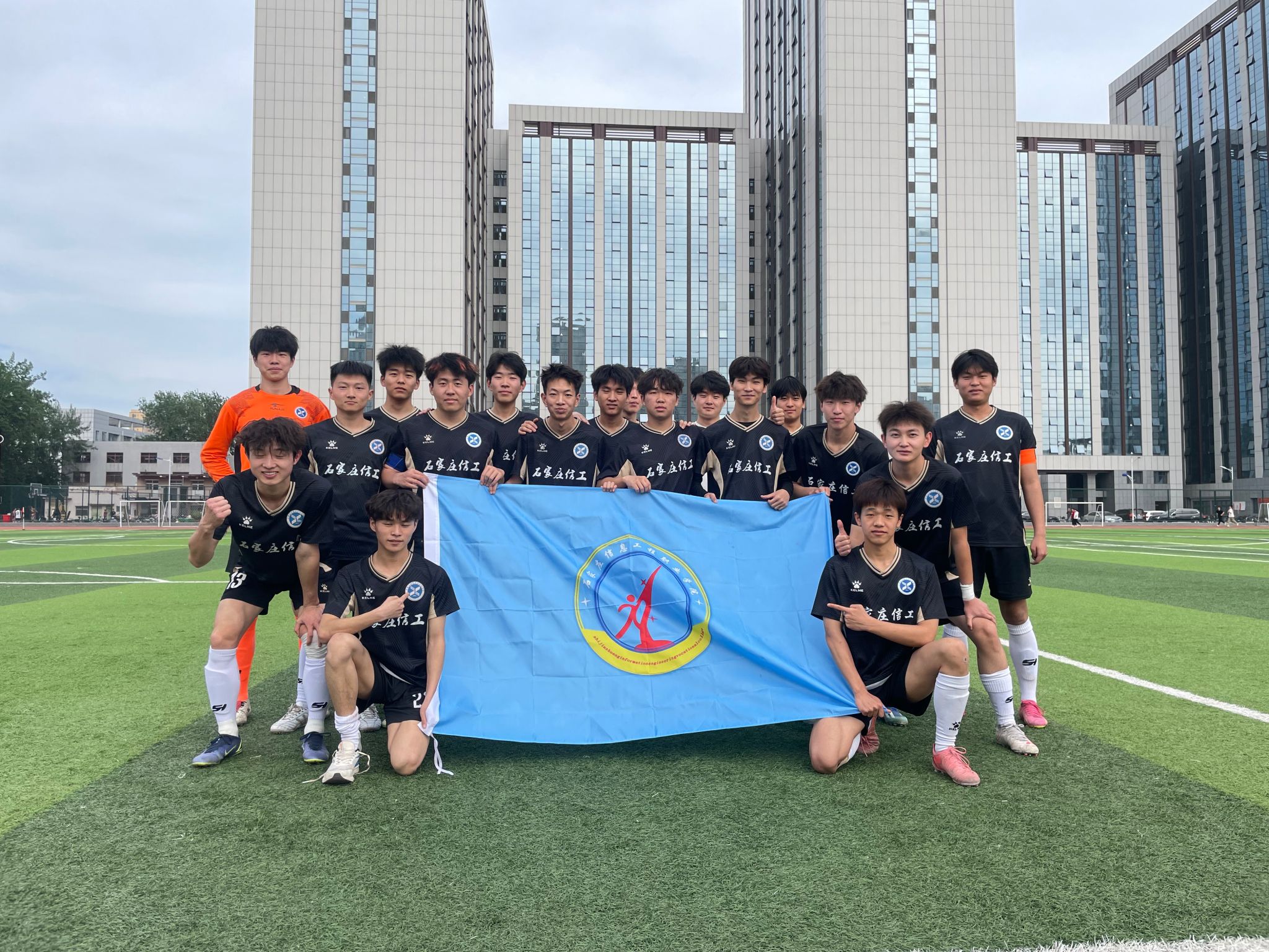 足球比赛中某支队伍势如破竹,赢得领先 足球比赛中某支队伍势如破竹,赢得领先