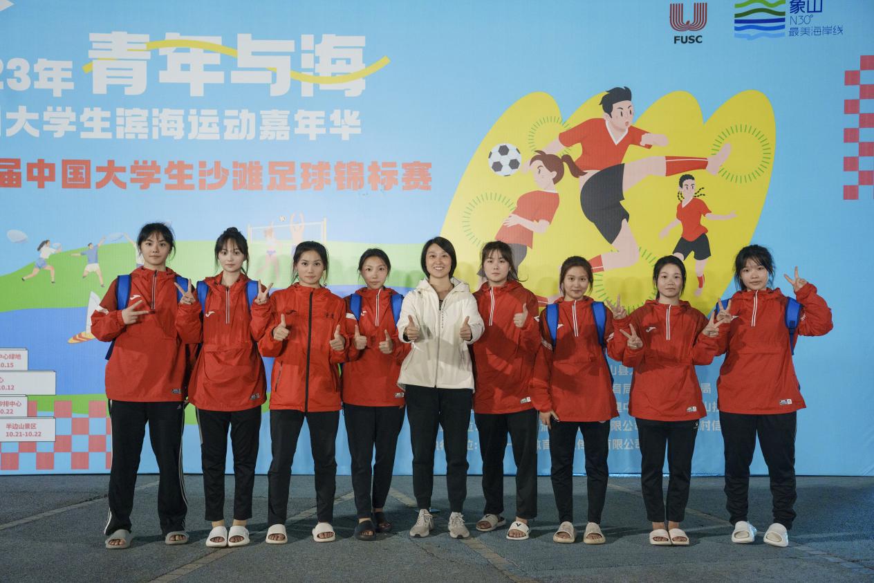 国内女子足球队在比赛中获胜