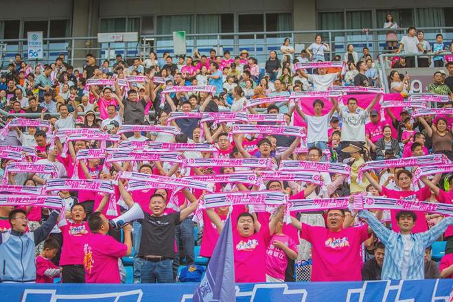 B体育官方登录入口-关于足球比赛现场热闹非凡，球迷们高呼助威声的信息