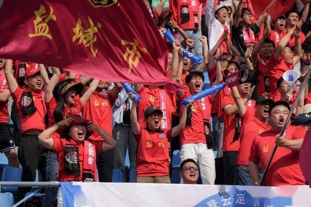 关于足球比赛现场热闹非凡,球迷们高呼助威声的信息 关于足球比赛现场热闹非凡,球迷们高呼助威声的信息
