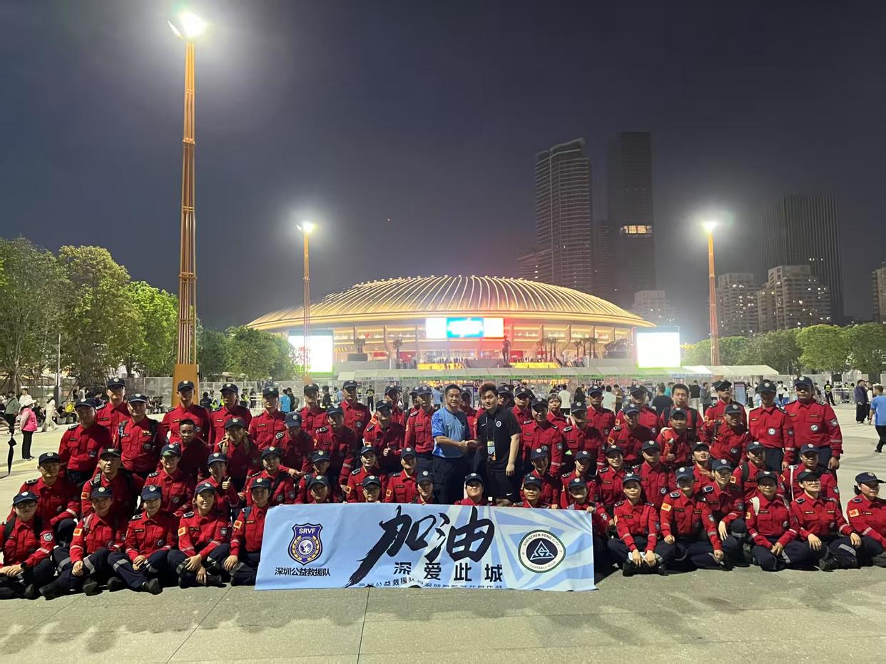 狂热球迷尽显忠诚为心仪球队欢呼助威的简单介绍 狂热球迷尽显忠诚为心仪球队欢呼助威的简单介绍