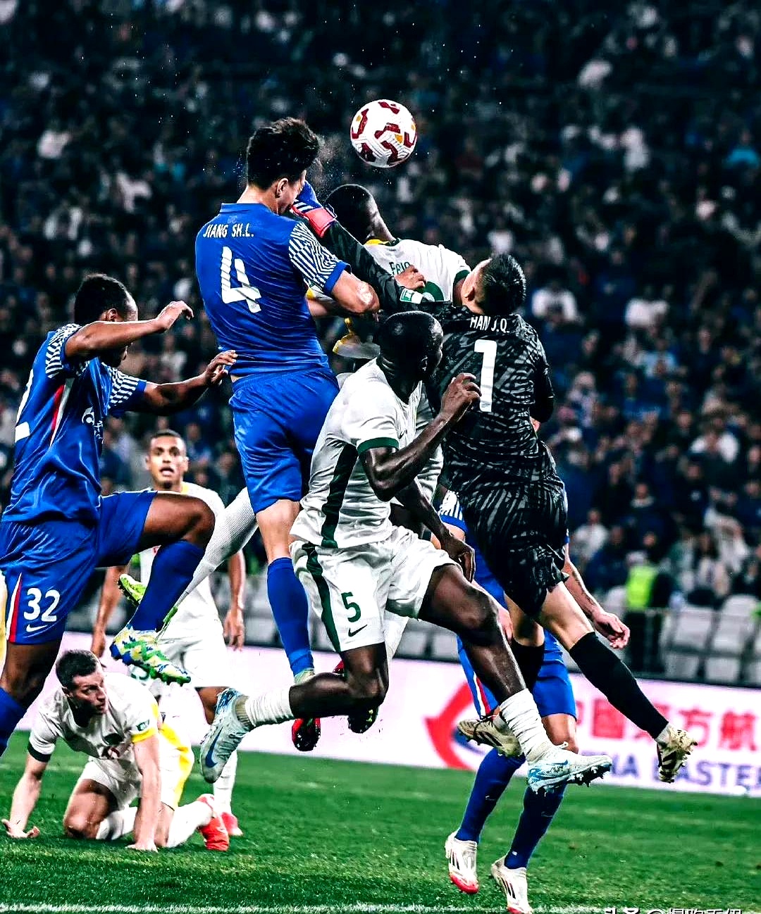 B体育入口-挑战极限！球员尽力奋斗争夺胜利