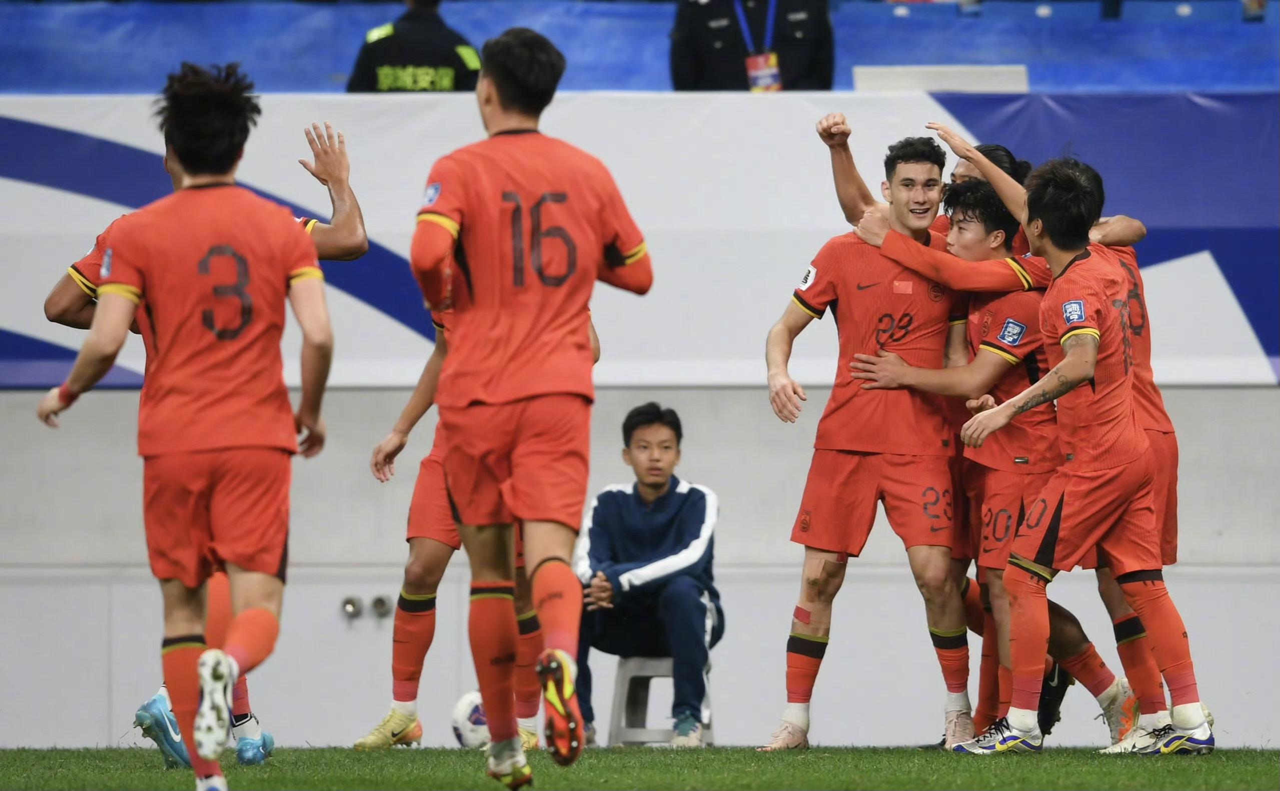 足球联赛球队成绩蒸蒸日上,观众期待下一场的简单介绍 足球联赛球队成绩蒸蒸日上,观众期待下一场的简单介绍