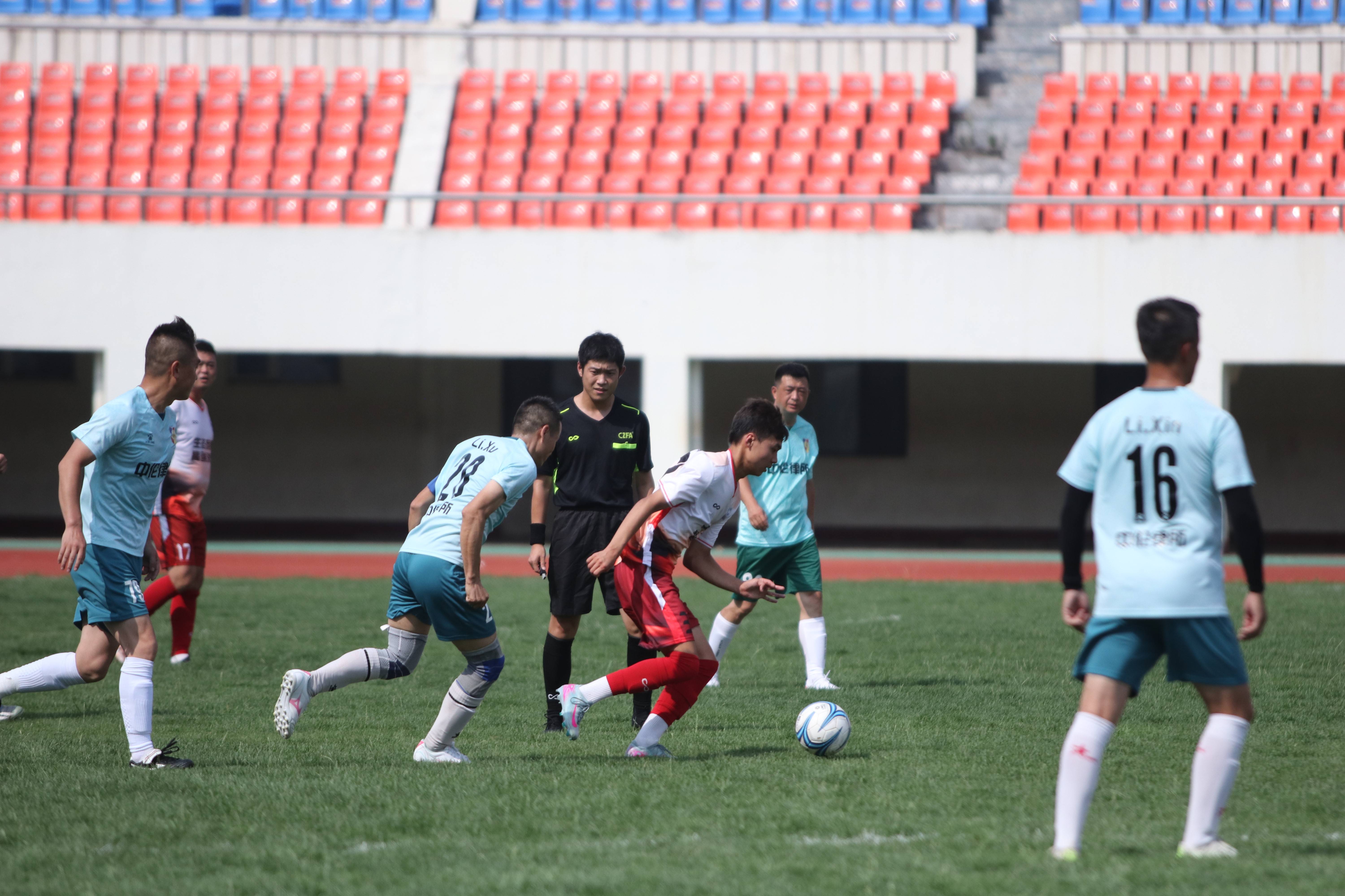 关于火爆足球比赛中球员传球配合默契的信息 关于火爆足球比赛中球员传球配合默契的信息