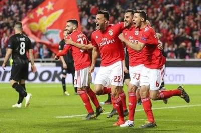 紧张对抗：两支劲旅争夺胜利的简单介绍