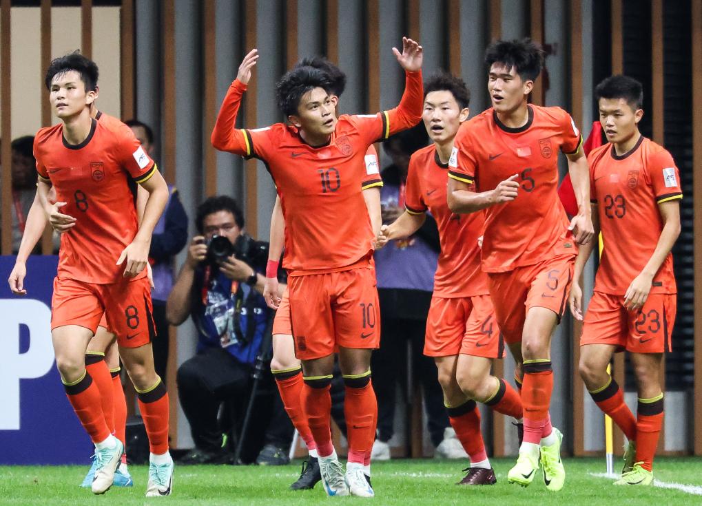 强队在球场上展现出无敌的气势 强队在球场上展现出无敌的气势