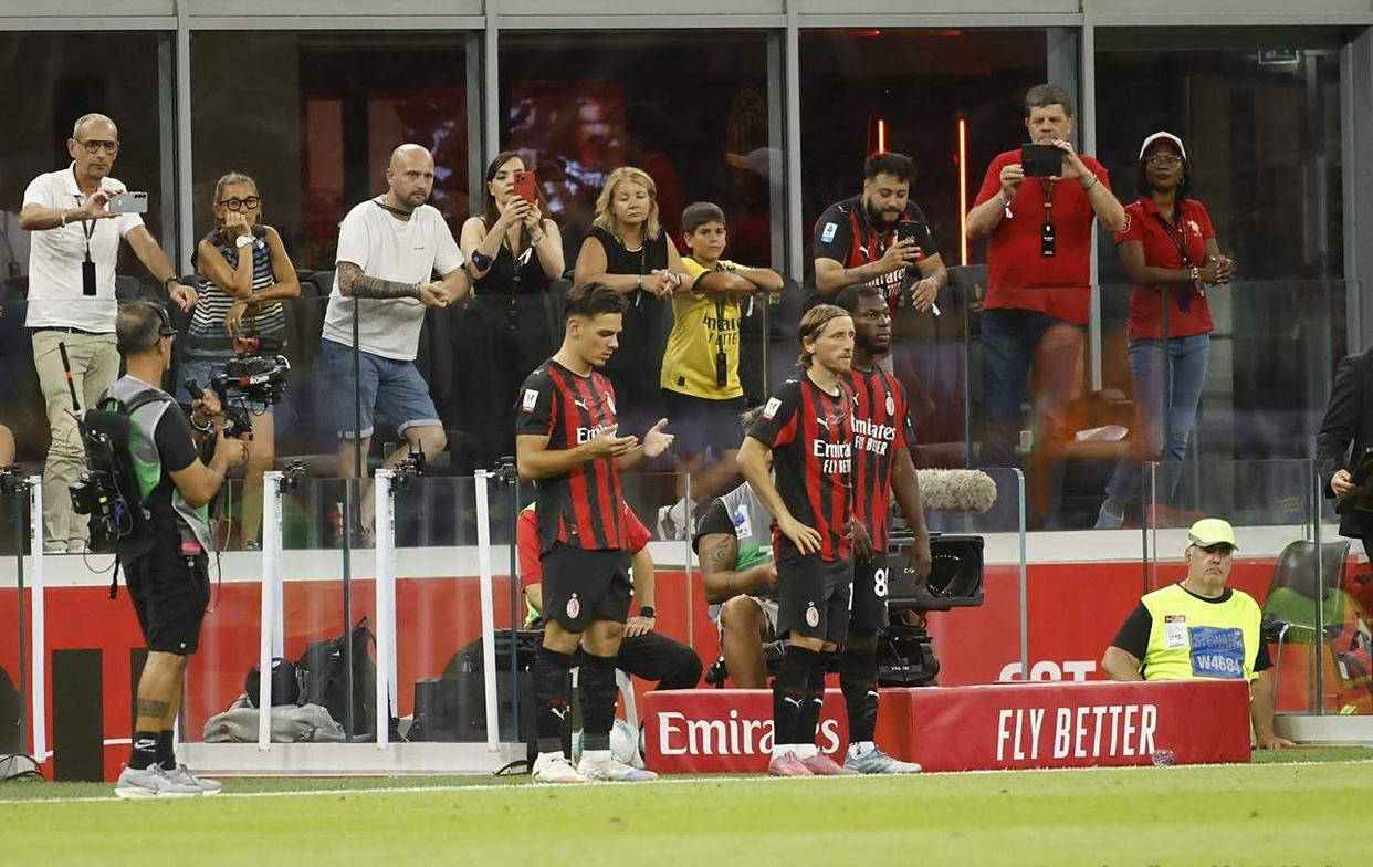 AC米兰大腿受伤!主力中场或将缺席下周关键战役的简单介绍 AC米兰大腿受伤!主力中场或将缺席下周关键战役的简单介绍