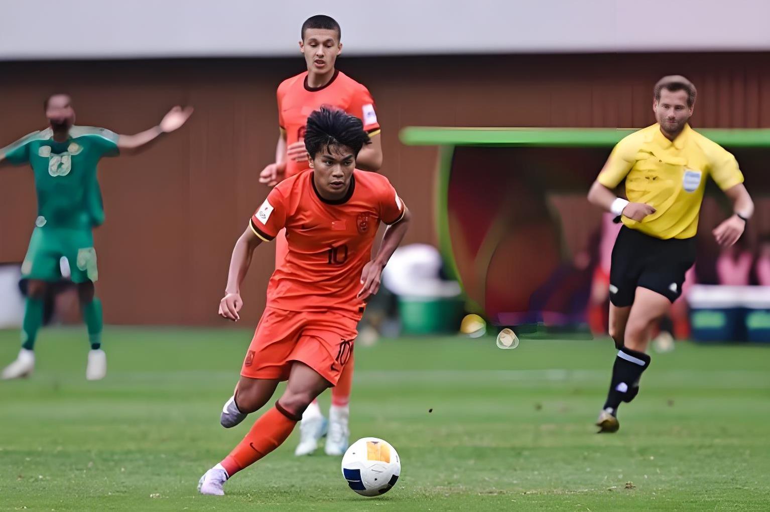 包含上海海港成为本场最大亮点，中超瞬间破防，失误的词条