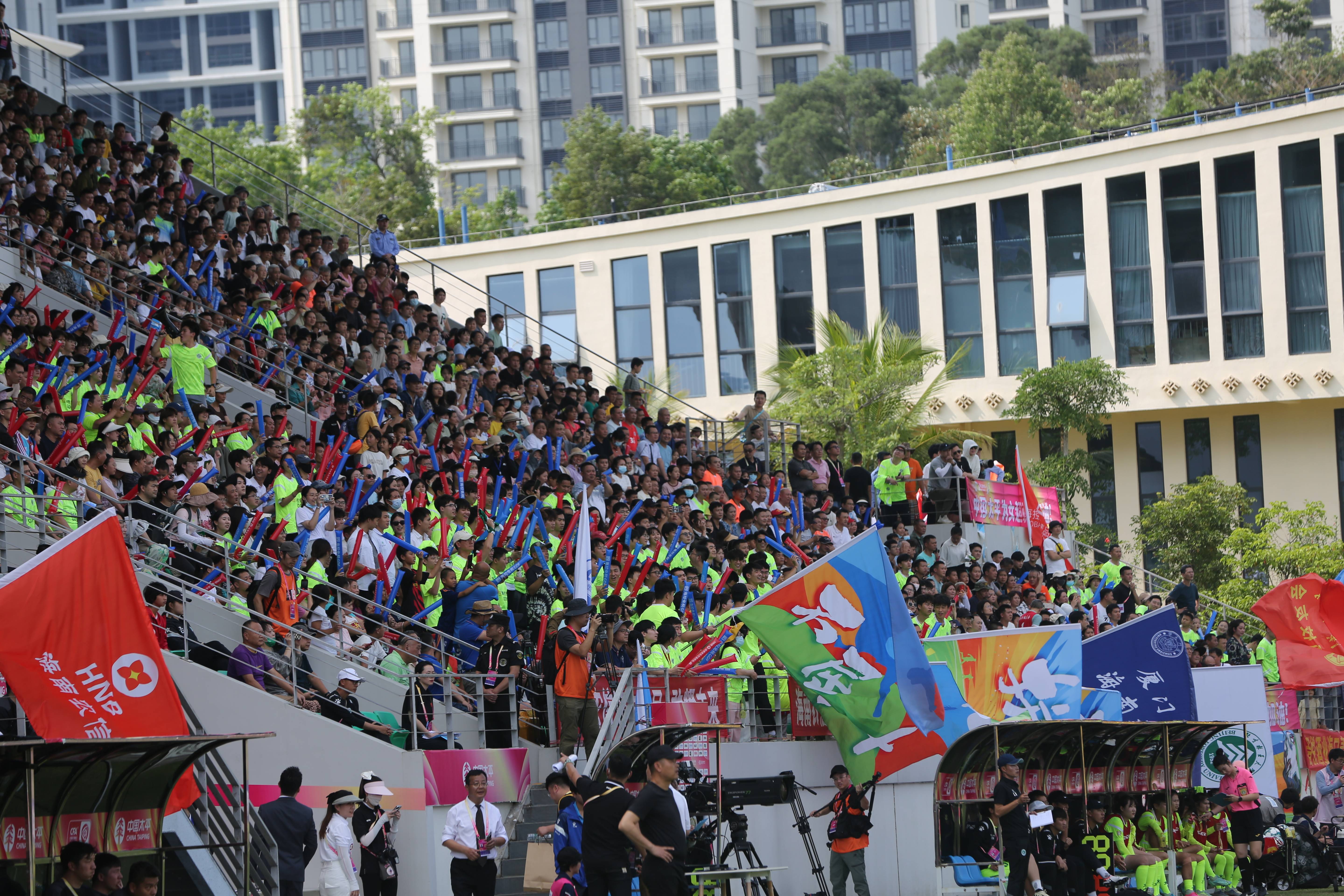 足球赛事现场热闹非凡，观众掌声连连