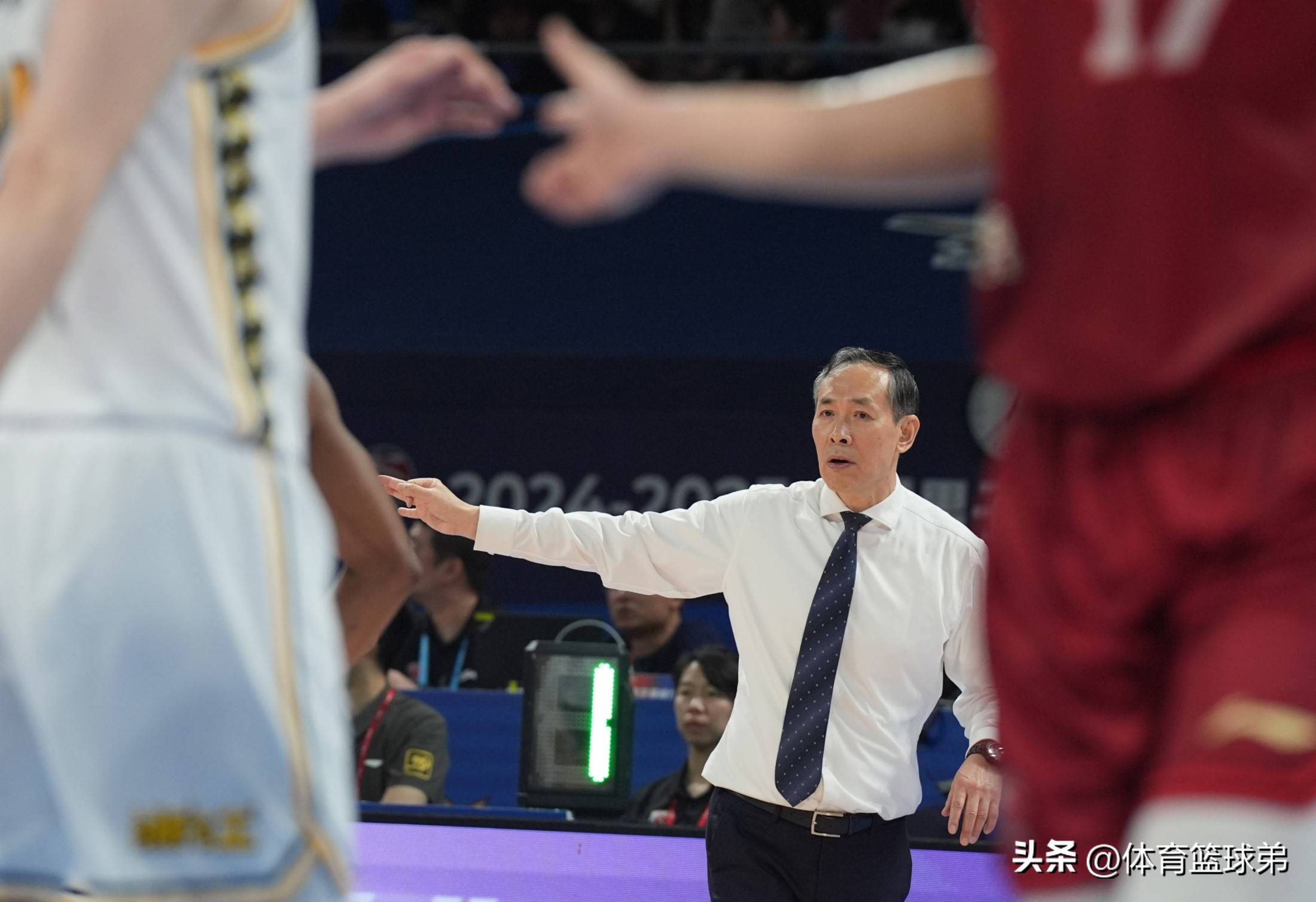 本赛季的黑马球队又一次反超对手 本赛季的黑马球队又一次反超对手