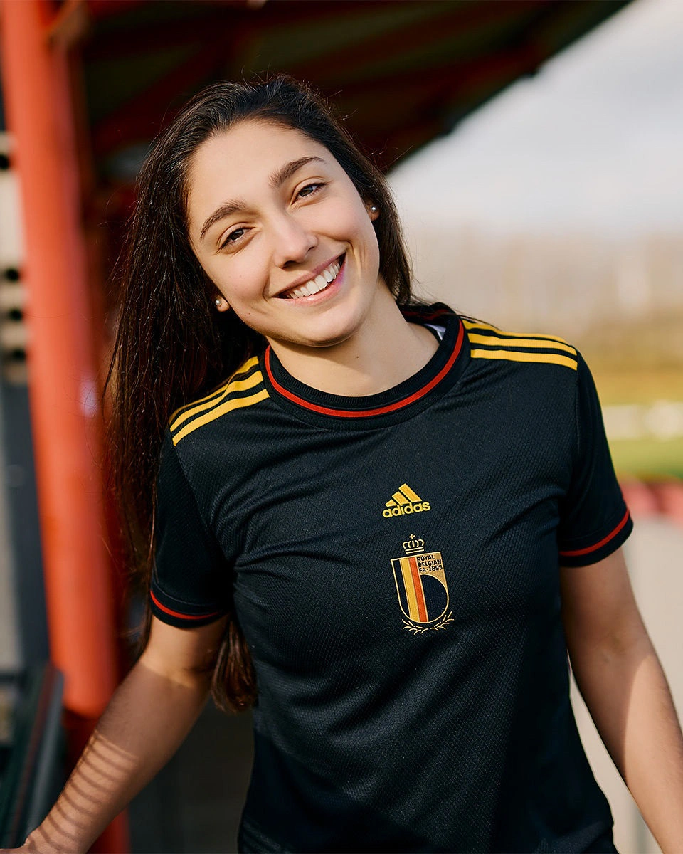 比利时女足灵活变阵，收获胜利